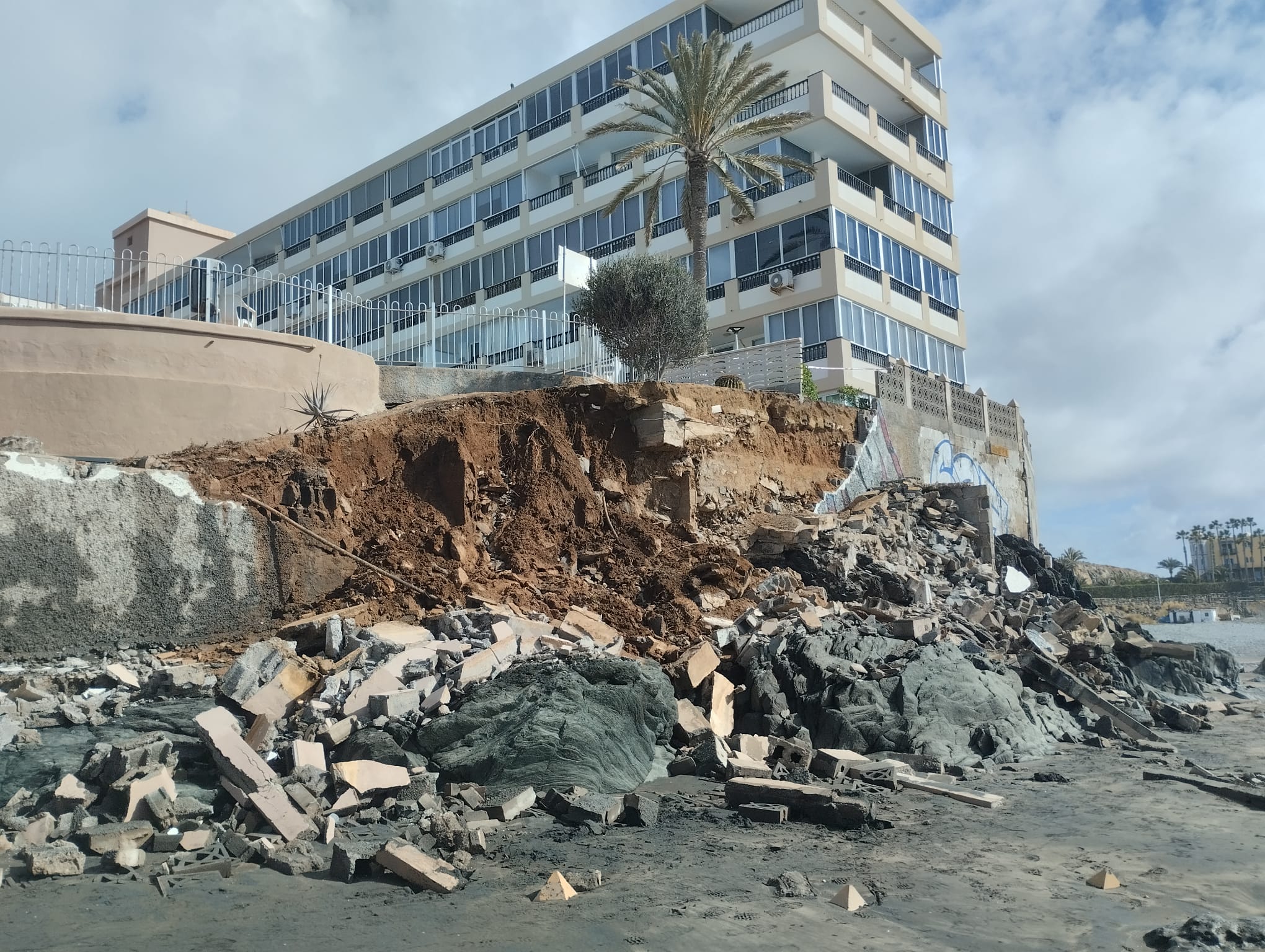 20260320_Estado del muro de Playa del Águila